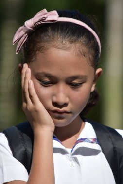 Kız Öğrenci ve Kitaplarla Hüzün