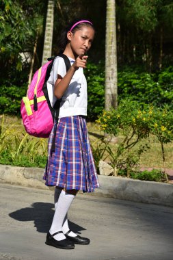 Çeşitli Kız Öğrenci İşaret Okul Üniforması Giyen