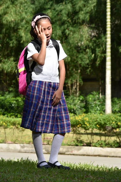Chica cansada estudiante vistiendo uniforme escolar con libros — Foto de Stock