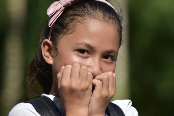 Piuttosto varia scuola ragazza impaurito — Foto Stock