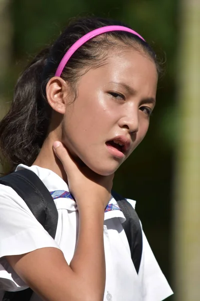 Aranyos sokszínű Girl Student a torokfájás — Stock Fotó