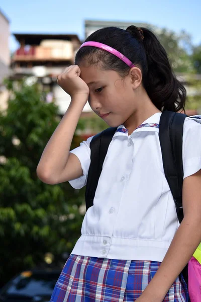 Menina da escola diversa e preocupação vestindo uniforme da escola com livros — Fotografia de Stock