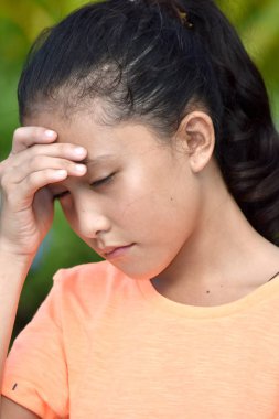 Endişe verici bir kadın genç