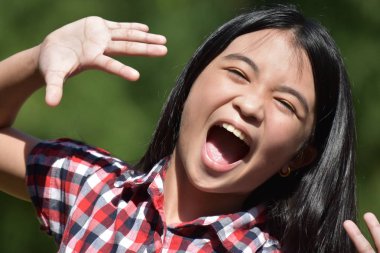 Genç Bir Kadın Gülüyor