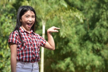 Asyalı Bir Kız İşaret