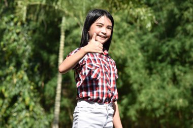 Başparmakları Kalkık Genç Çocuk