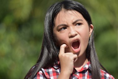 Diş Ağrısı Olan Bir Kadın