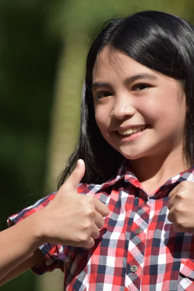 Genç Filipinli Başparmakları Kalkık Ergen