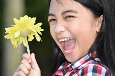 Genç Azınlık Kadınları ve Çiçeklerle Gülüşmeler