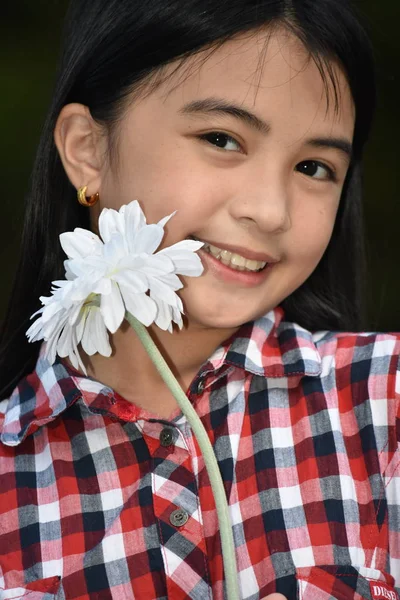 Glückliches Mädchen preteen mit Blumen — Stockfoto