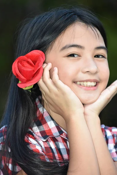 장미와 함께 웃고있는 아름다운 소수 민족 소녀 — 스톡 사진