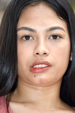 Bir Sırıtan Çeşitli Kadın