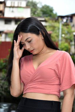 Endişeli bir farklı kişi