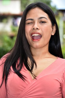 Genç Azınlık Kadın Göz Kırpıyor