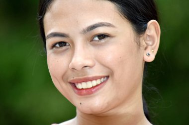 Gülümseyen genç Filipina erkek