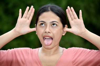 Kadın Komik Yüzler Yapıyor