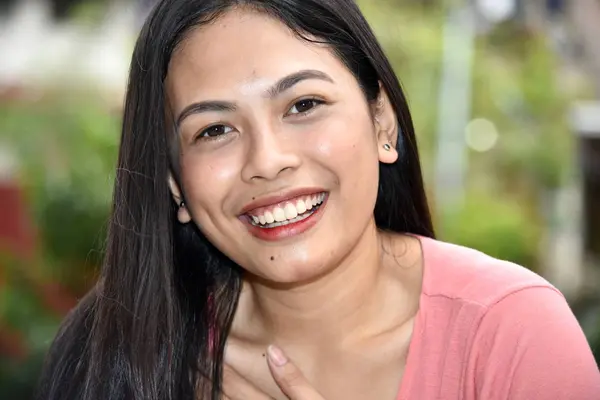 Attrayant Philippine souriant féminin — Photo