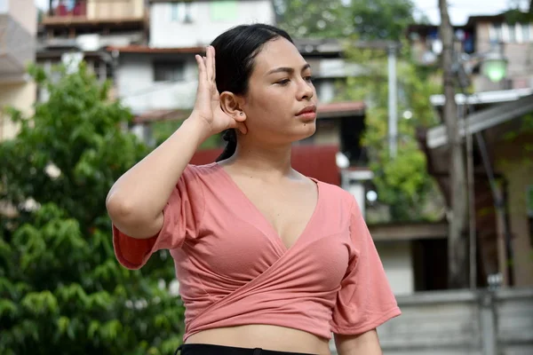 Juvenil filipina escucha femenina — Foto de Stock