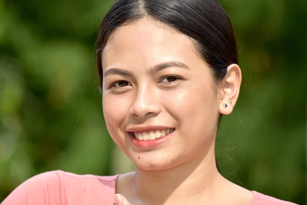 Een lachende Filipina vrouw — Stockfoto