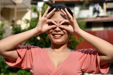 Güzel Bir Kadın Görünümlü