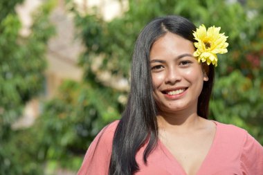 Mutlu Çekici Azınlık Yetişkin Kadın Çiçekler ile