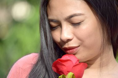 Çiçek ile Ciddi Genç Kadın