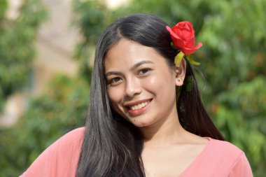 Asya Kadın Ve Çiçekler ile Mutluluk