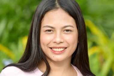 Azınlık Kadını Gülümsüyor