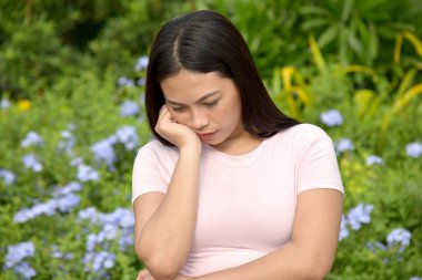 Genç Kadın ve Üzüntü