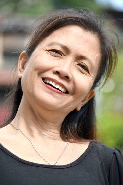 Gülümseyen azınlık kadın kıdemli