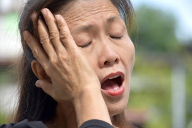 Yorgun Filipinli Kadın