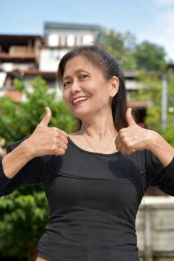 Thumbs Up ile Çeşitli Kadın Kıdemli