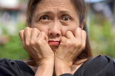 Kadın kıdemli korkuyor