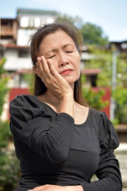 Bir Uykulu Çeşitli Kadın