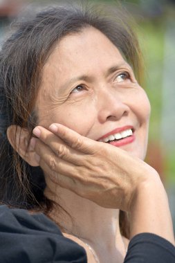 Contemplative Çeşitli Kadın Kıdemli