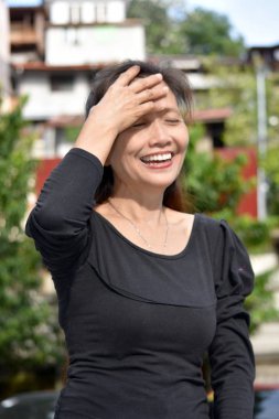 Azınlık kadın kıdemli gülüyor