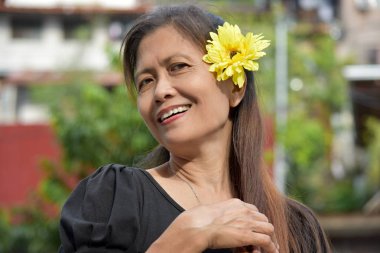 Bir Papatya ile Mutlu Asya Kadın Kıdemli