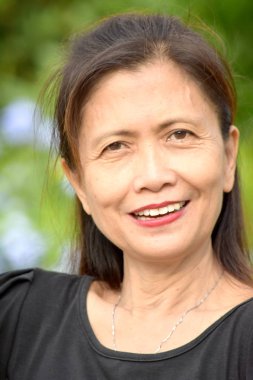 Asyalı kadın kıdemli gülümseyen