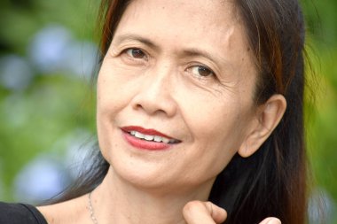 Büyük gülümseyen kadın kıdemli