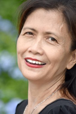 Gülümseyen kadın kıdemli azınlık