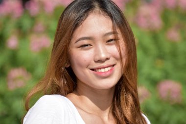 Gülümseyen güzel azınlık erkek