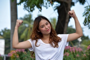 Tonlu Genç filipina yetişkin kadın