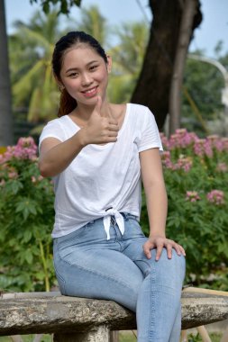 Başparmak yukarıya ile Asya Yetişkin kadın
