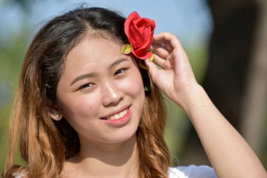 Gülümseyen Güzel Bir Kadın