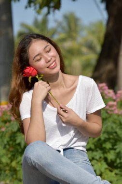 Güzel farklı kadın bir gül Ile gülümsüyor