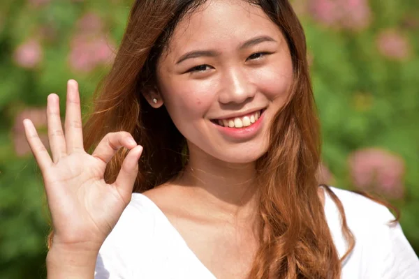 Asya kadın ve okay Işareti