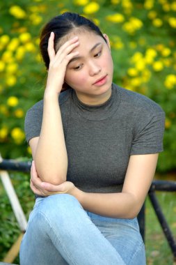 Endişeli güzel azınlık kadın