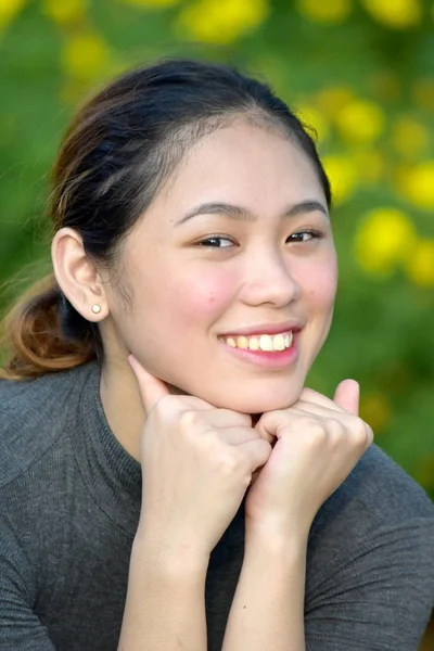 Sonriente joven filipina femenina — Foto de Stock