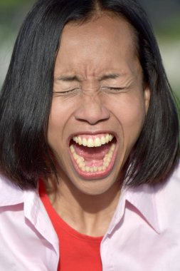 Endişeli genç azınlık yetişkin kadın