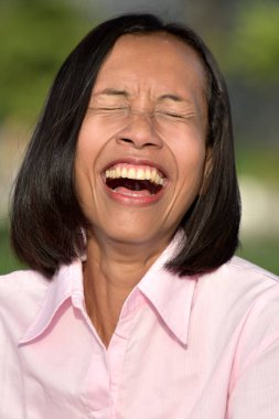 Genç Asyalı kadın ve kahkaha